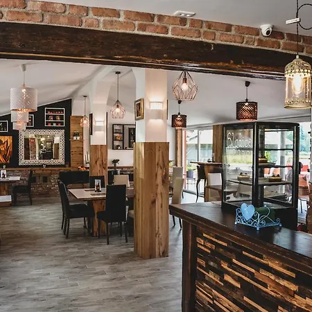 Ta Fabrika Restavracija,pizzerija In Prenocisca ゲストハウス
