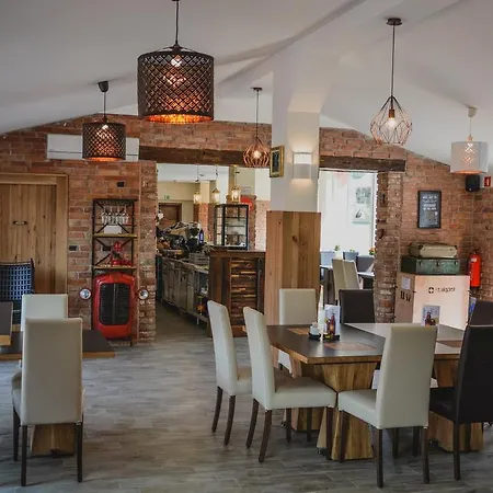 Ta Fabrika Restavracija,pizzerija In Prenocisca ゲストハウス